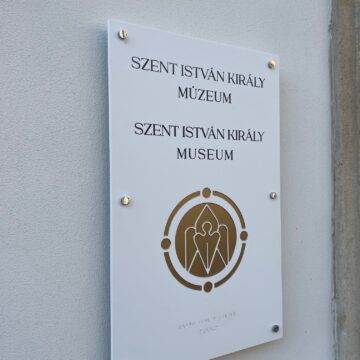 távtartós tábla